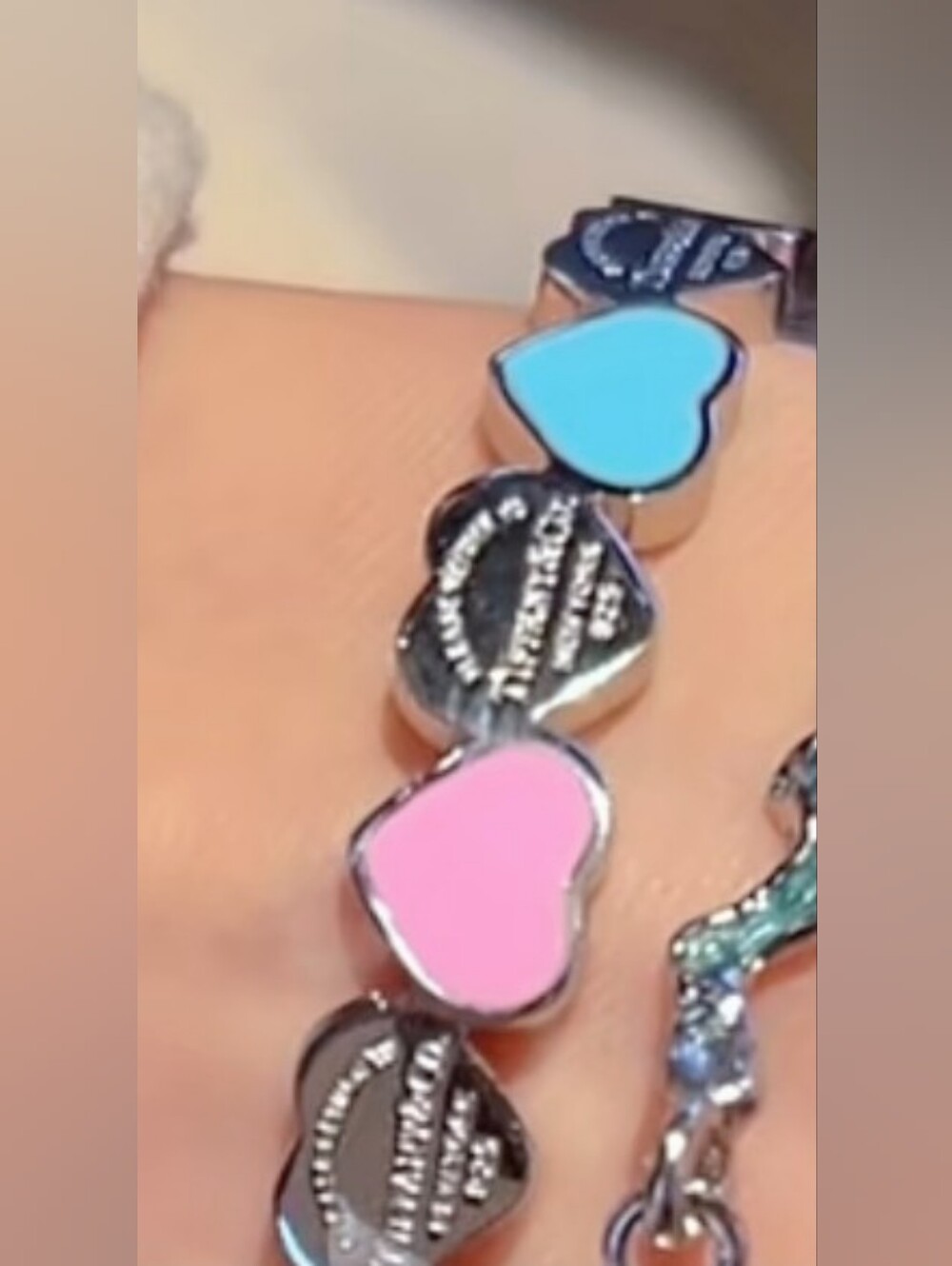 *🩷🩵GLORIOUS HEART T* LINK BLUE+PINK Enamel BANGLE BRACELET🩷🩵 - Picture 2 of 4